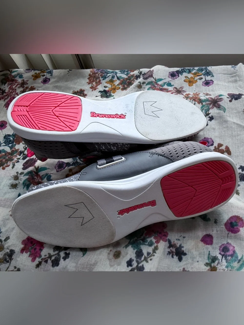Brunswick Versa Women’s Bowling Shoes Gray Pink Size 8.5